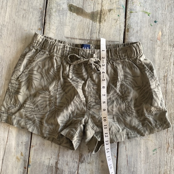 GAP small floral drawstring shorts with two pockets and green leaves. - Picture 6 of 7